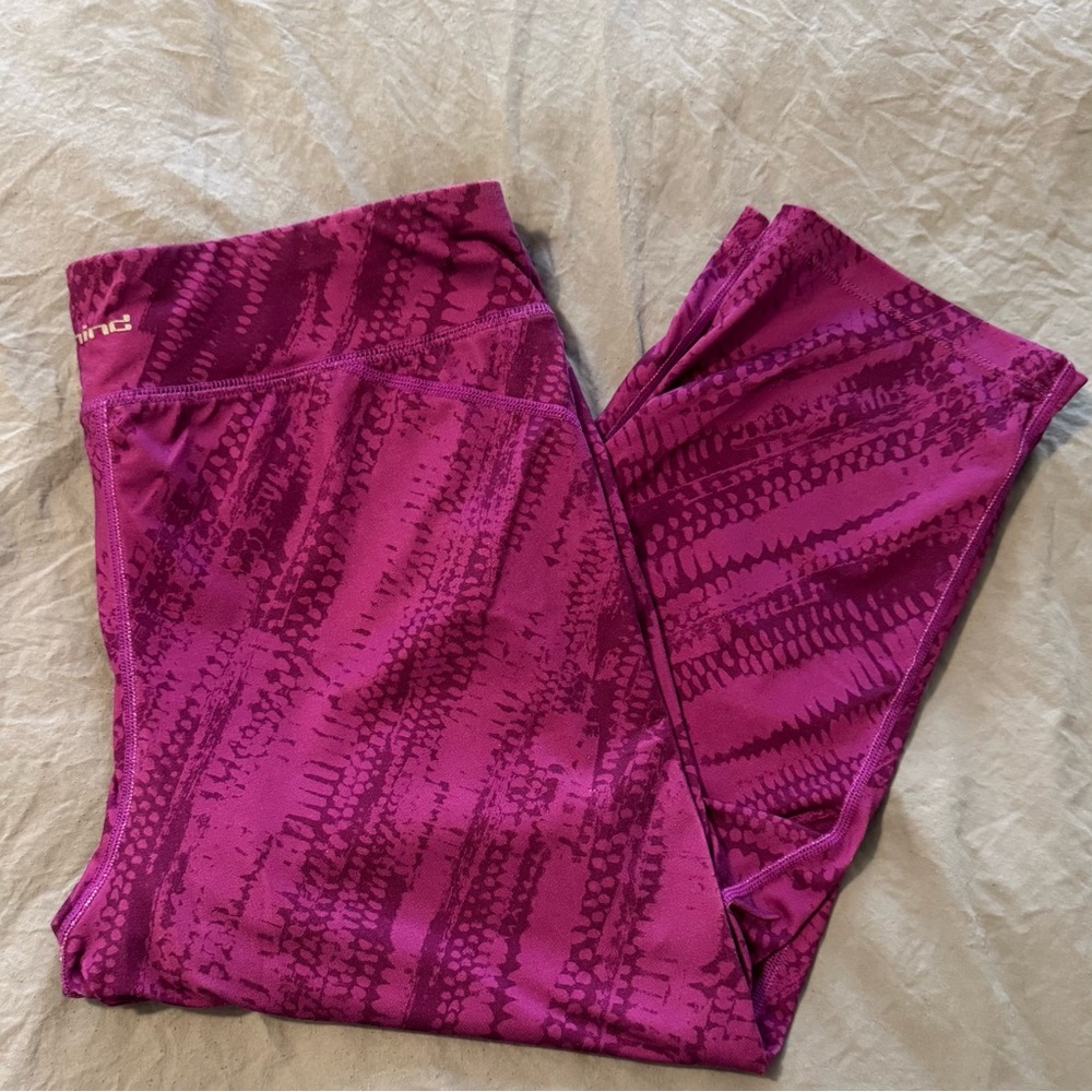 HIND‎ Cropped Below The Knee Yoga Pant Leggings Women’s Large - Fuchsia